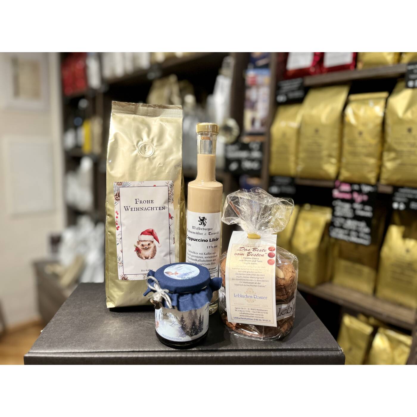 Weihnachtliches Geschenk mit Kaffee, Likör und Lebkuchen