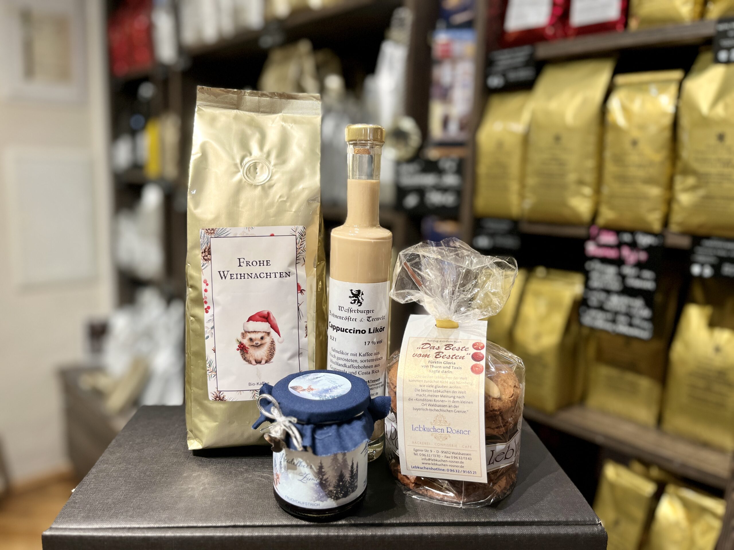 Weihnachtliches Geschenk mit Kaffee, Likör und Lebkuchen